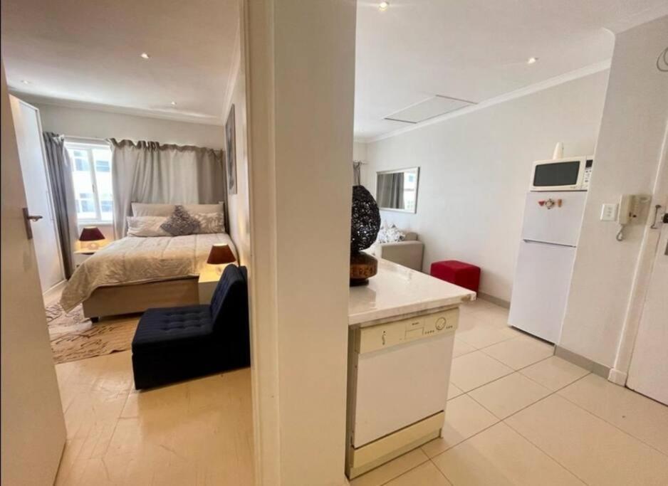 Apartment 2 Bedroomed Beachfront Cape Town